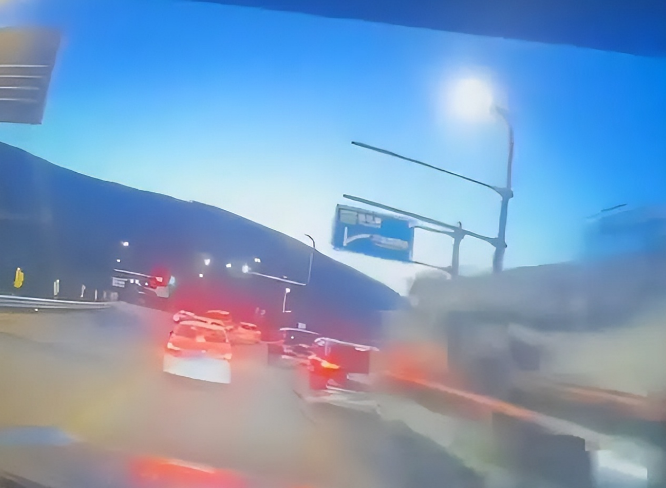 正等红灯大车冲来侧翻，车身摩擦地面产生火花多车被撞受损；河北当地回应：暂无人亡，伤者正送医采购|汽车产业|汽车配件|机加工蚂蚁智酷企业交流社群中心