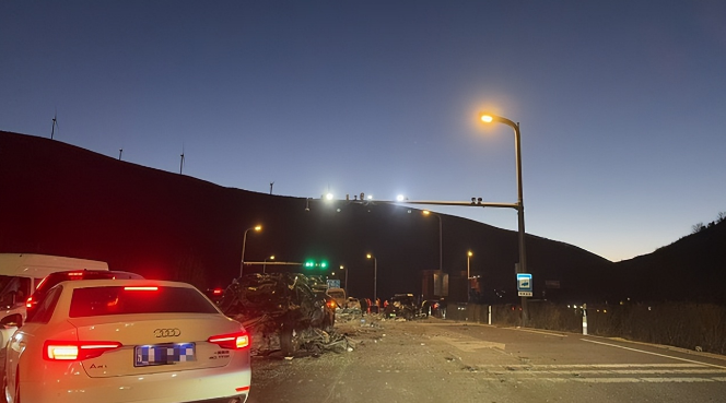 正等红灯大车冲来侧翻，车身摩擦地面产生火花多车被撞受损；河北当地回应：暂无人亡，伤者正送医采购|汽车产业|汽车配件|机加工蚂蚁智酷企业交流社群中心